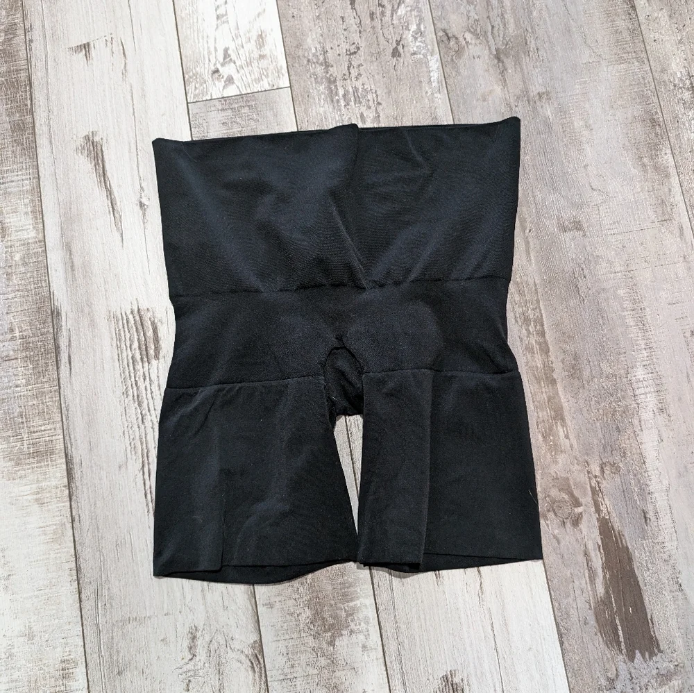ASSETS‎ by SPANX Women's Thintuition Shaping Mid-Thigh Slimmer black